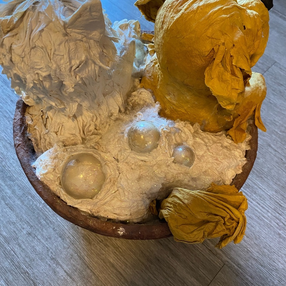 papier-mâché dogs in a papier-mâché basket artist signed. Purchased in a Gallery - Picture 4 of 16